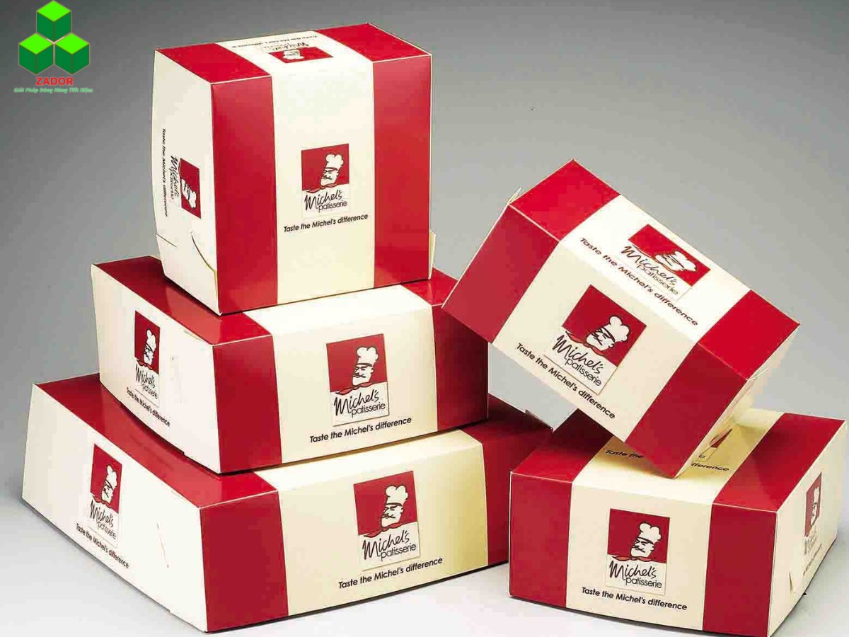 Hộp carton đựng gà được phối hợp giữa hai tông màu đỏ và trắng, in tên thương hiệu